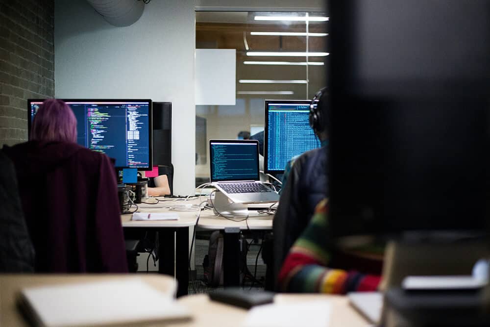 Softwareentwickler arbeiten im Büro vor dem Monitor