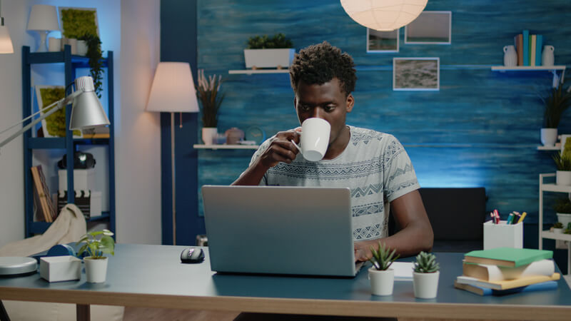 IT Freelancer am Laptop und am Kaffee trinken