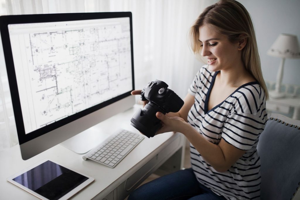Grafik von einer CAD Konstrukteurin, die ihre Arbeit überprüft