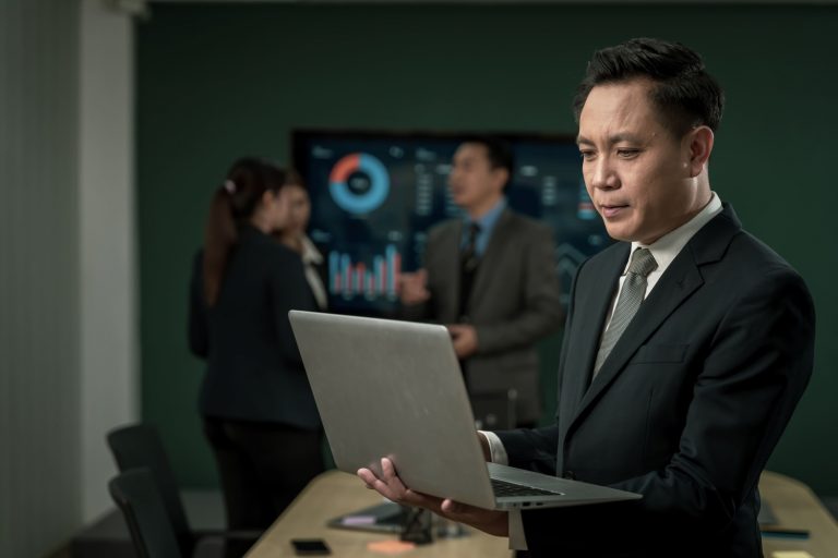 Grafik eines CDO's der am arbeiten ist