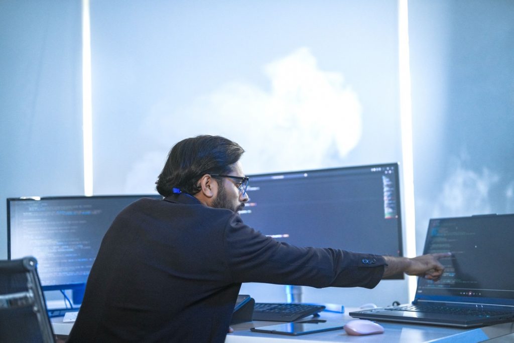 Grafik eines Cloud Engineers, der am arbeiten ist