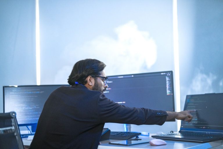 Grafik eines Cloud Engineers, der am arbeiten ist