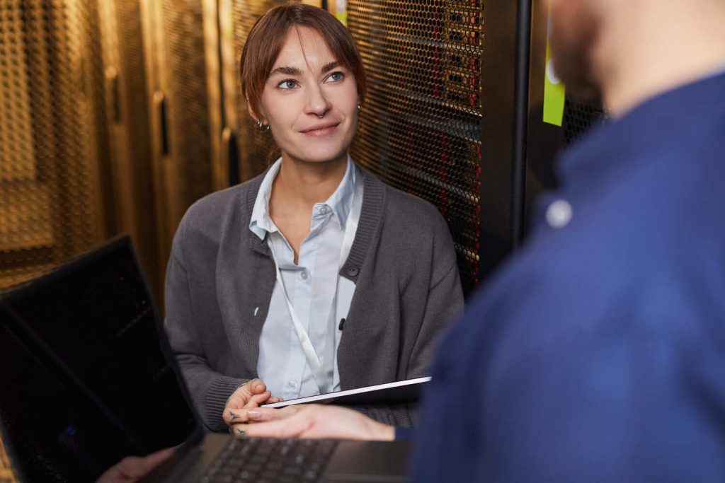 Grafik von einer Datenbankspezialistin im Gespräch