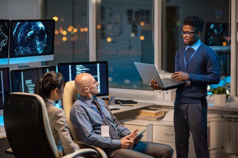 Grafik von einem Digital Transforming Manager, welcher eine Präsentation hält