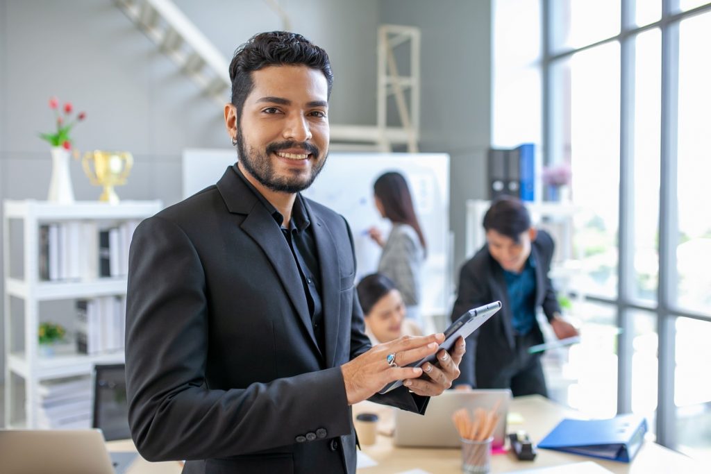 Grafik von einem Digital Transforming Manager, der in die Kamera lächelt