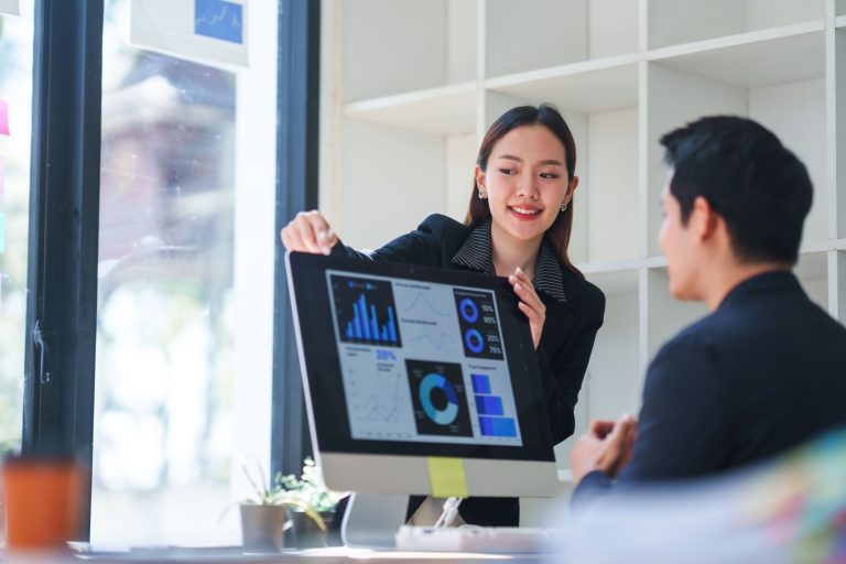 Grafik von einem IT Business Analyst im Meeting