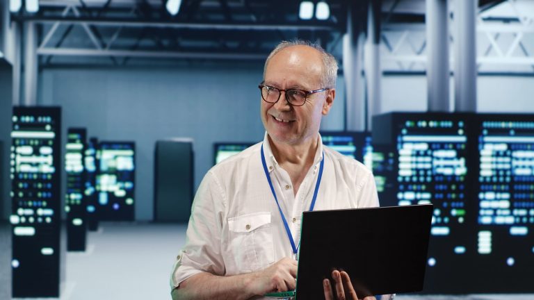 Grafik von einem Senior Developer, der am arbeiten ist